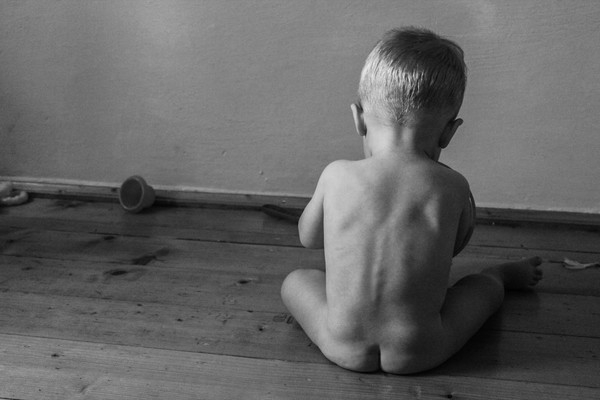 baby,child,kid,back,wall,floor,childhood,alone,playing,waits,black and white,life,background