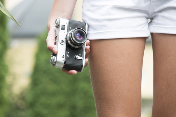 cc0,c3,girl,camera,old,retro,holds,travel,idea,spring,summer,photo,sights,photograph,photographer,concept,free photos,royalty free