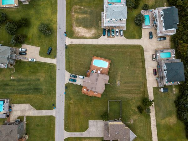 drone,aerial,aerial view,agntfeed,city,urban,tmp,home,house,house,home,neighborhood,homes,swimming pool,street,grass,topdown,aerial view,drone view,beach house,birds eye,free pictures