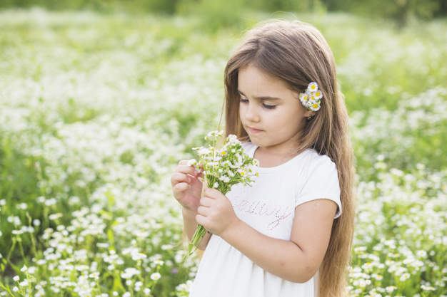 flower,floral,people,flowers,hand,summer,nature,hair,beauty,cute,spring,garden,kid,child,person,white,park,children day,growth,stand