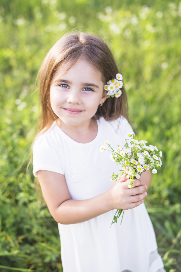flower,floral,people,flowers,hand,summer,nature,beauty,cute,spring,smile,happy,garden,kid,child,person,white,park,children day,growth
