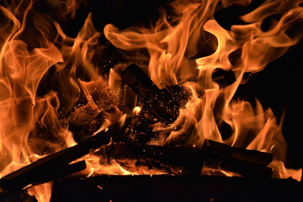 wood,spark,outdoors,night,ignite,hot,heat,flammable,flame,firewood,fireplace,fire,dark,danger,cracking,coal,campfire,burnt,burning,burn,bonfire,blaze,ash