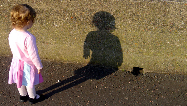 girl,shadow,observing,people,learning,discovery,young,child,children,amaze