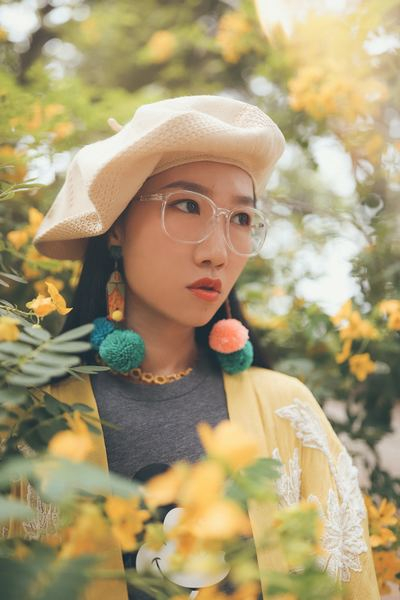 vog,woman,girl,woman,girl,female,woman,female,tree,forest,woodland,leaf,leaves,earring,fashion,style,hat,beret,free images