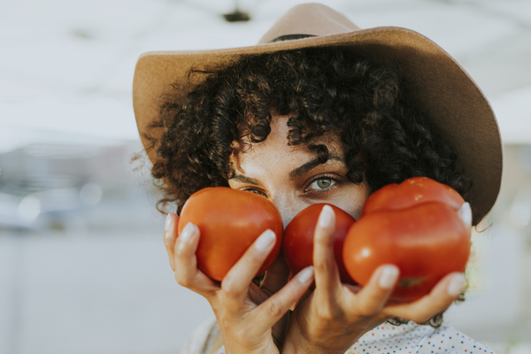 blur,curly hair,facial expression,fresh,lady,nutrition,organic,person,pretty,raw,sun hat,tomatoes,vegan,vegetable,woman,Free Stock Photo
