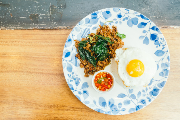 krapao,topped,minced,mince,stir,fried,tasty,basil,cuisine,delicious,spicy,pork,meal,background white,background food,dish,traditional,lunch,thai,vegetable,egg,food background,thailand,rice,white,white background,chicken,leaf,food,background