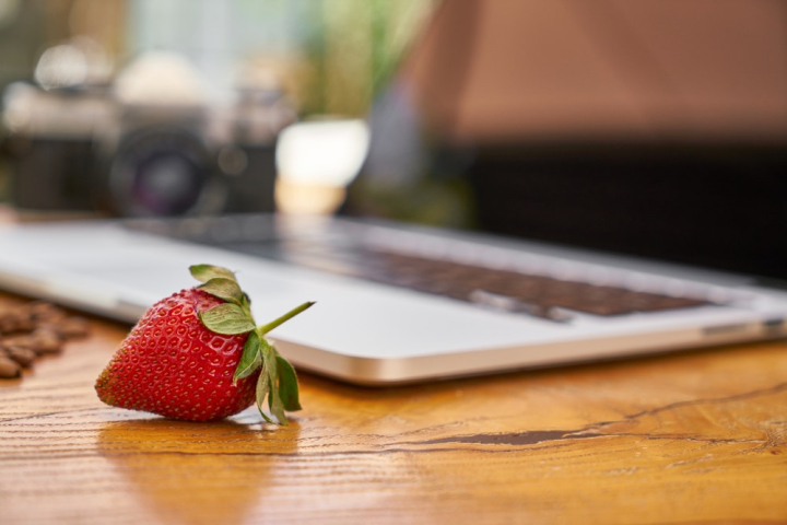4k wallpaper,blur,bokeh,close-up,computer,delicious,depth of field,focus,food,food photography,fresh,freshness,fruit,hd wallpaper,laptop,strawberry,sweet,tasty,yummy