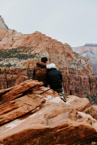 man,woman,cuddle,snuggle,mountain,canyon,red,happy,view,vista,love,romantic