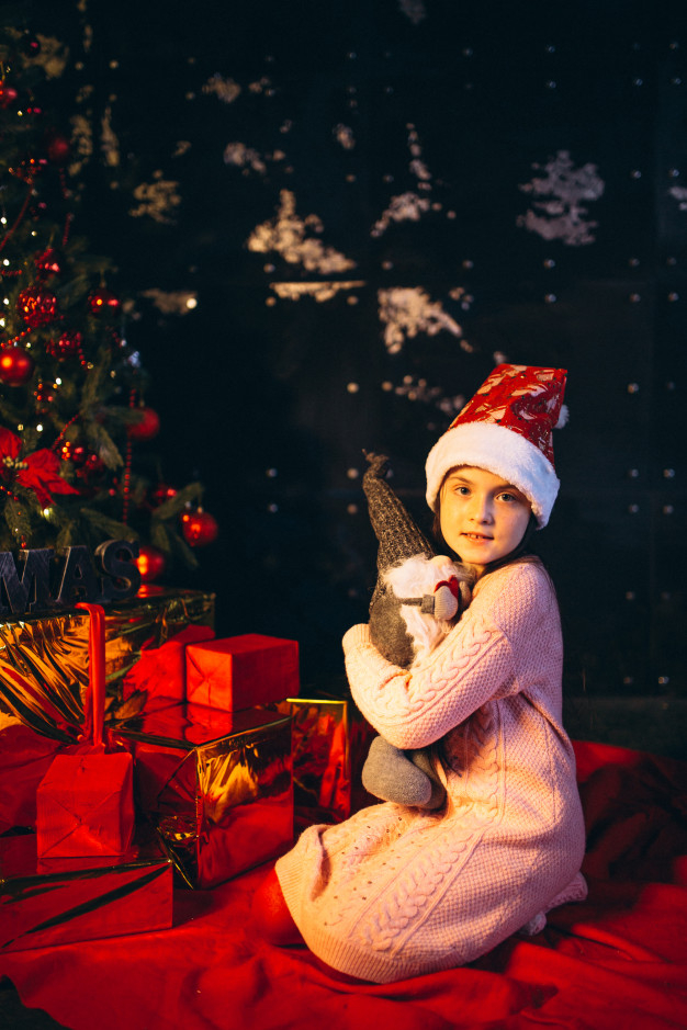 Никитин у новогодней елки. Девочка возле елки. Девушка возле елки. Фотосессия возле елки с подарками. Маленькая девочка возле елки.