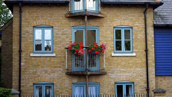 windows,wall,structure,roof,residential,residence,real estate,property,plants,outdoors,house,glass,front,exterior,estate,door,daylight,building,bricks,balcony,architecture,apartment