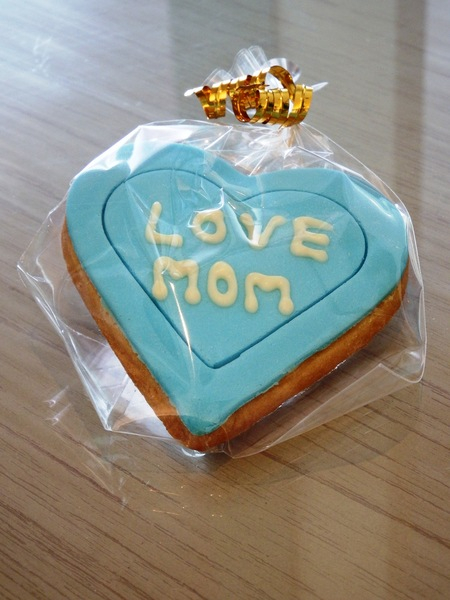 love,mom,mum,mother,mothers,day,biscuit,cookie,candy,present,gift,heart,shape,isolated,icing,words,letters,lettering,mummy