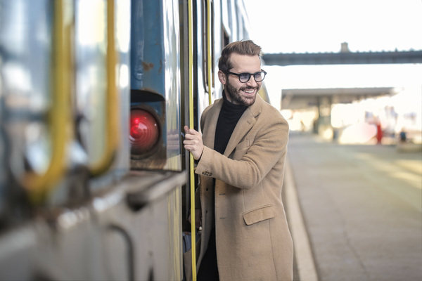 30-35 years old,adult,arrival,bag,glasses,handle,happy,smiling,station,stubble,sunglasses,tourism,backpack,beard,beige,black beard,black sweater,blazer,business,businessman,camel overcoat,caucasian,day,daytime,departure,eyeglasses,fashion,handrail,hands,handsome,happiness,job,long overcoat,male,man,men,overcoat,people,person,rail,railway,schoolbag,smile,specs,spectacles,success,train,travel,turtleneck sweater,way,white,winter,work,young adult man
