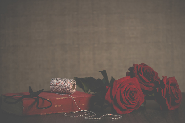 Valentine&#x27;s Day,red,roses,wallpaper,string,scissors,vintage,retro,book,background,flowers,leaves,red roses,valentine