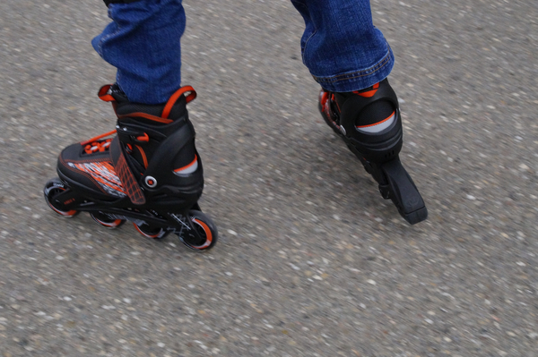 cc0,c1,inline skates,skating,drive,child,children,play,on the road,roll,road,legs,feet,shoes,leisure,sport,sporty,free photos,royalty free