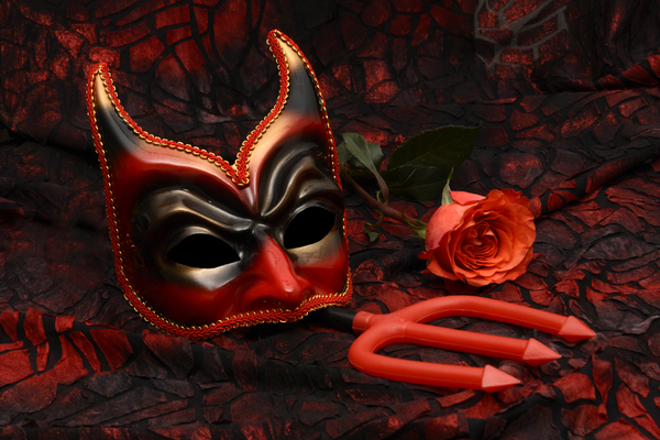cc0,c3,mask,carnival,mysterious,close,romance,carneval,masquerade,human,hide,headdress,devil,evil,red,black,hell,trident,rose,free photos,royalty free
