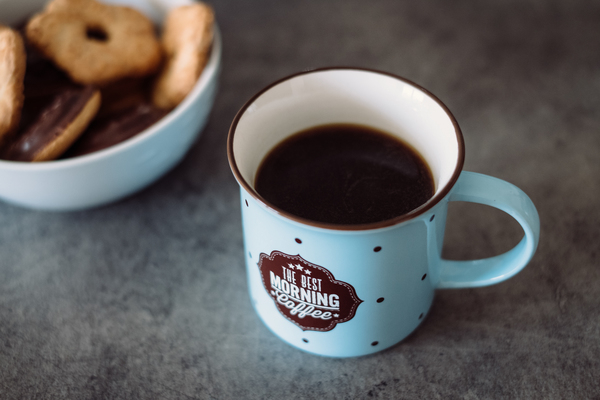 aromatic,biscuit,biscuits,black,blue,breakfast,brew,cafe,caffeine,chocolate,classic,closeup,coffee,cookie,cookies,counter,countertop,cup,dark,dots,drink,hand,kitchen,mint,morning,mug,percolator,retro,stream,style,sweet,table,vintage,white
