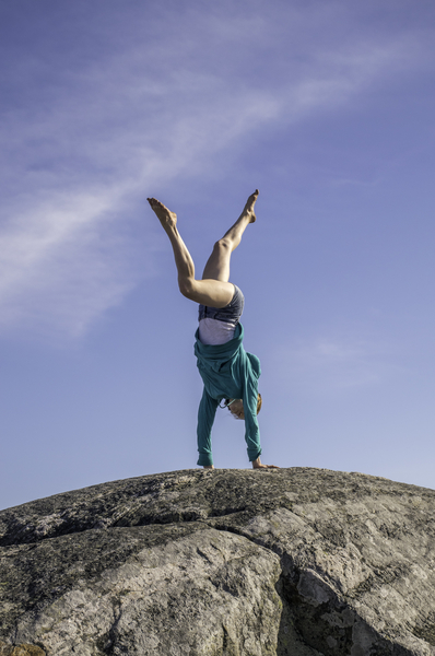cc0,c1,handstand,young woman,windy,brave,bold,gymnast,mountain,free photos,royalty free