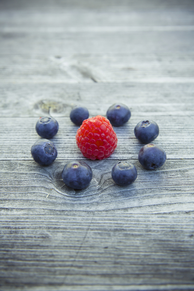 blueberries,close up,fresh,fruit,raspberry,wood