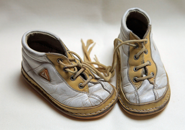 cc0,c1,shoes,child,baby shoes,worn,old,leather shoes,free photos,royalty free