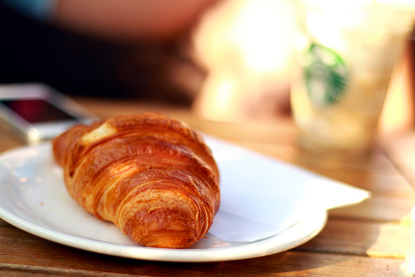 croissant,pastry,breakfast,food,plate