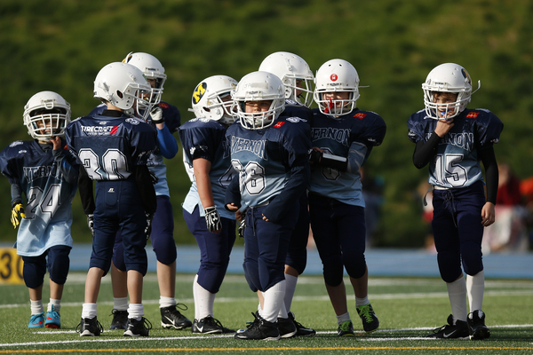 cc0,c2,football team,youth league,game,youth,team,sport,competition,athletic,athletes,young,action,teamwork,male,helmets,uniform,free photos,royalty free