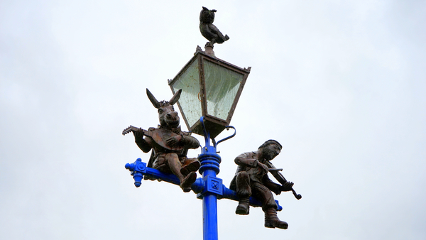 street lamp,sky,rustic,gloomy,figures,clear sky