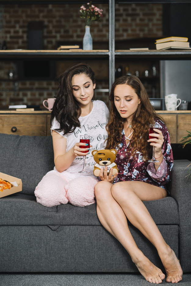 party,cover,hand,pizza,home,beauty,wine,mobile,room,smartphone,friends,glass,drink,communication,modern,interior,drinks,celebrate,sofa,life