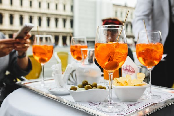 alcohol,aperol spritz,drink,outside