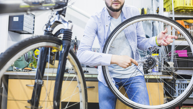 business,people,circle,man,sport,table,shop,bike,human,bicycle,person,business people,store,business man,round,wheel,mechanic,tire,working