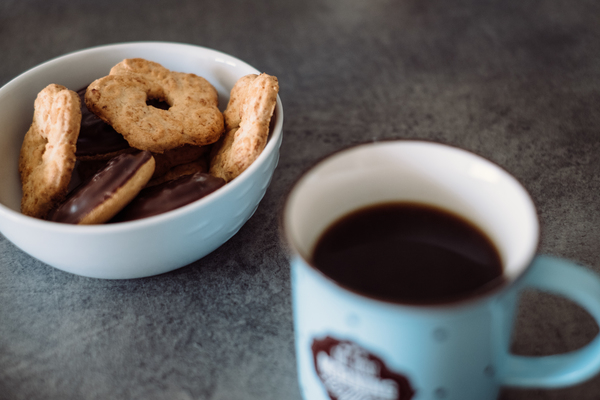 aromatic,biscuit,biscuits,black,blue,breakfast,cafe,caffeine,chocolate,classic,closeup,coffee,cookie,cookies,cup,dark,drink,mint,morning,mug,retro,style,sweet,table,vintage,white