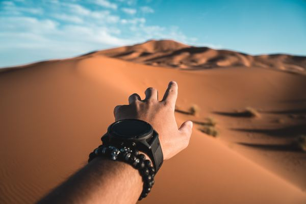 dahora,watch,hand,device,apple,iphone,16,travel,hand,desert,hand,sand,sahara,explore,travel,person,reach,watch,dune,sky,contrast,free pictures