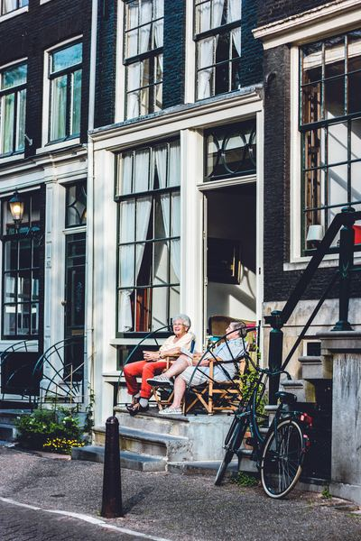 woman,smile,man,hau,city,street,woman,sitting,coffee,building,women,architecture,woman,female,caucasian,windows,steps,bike,bicycle,sitting,chatting,creative commons images
