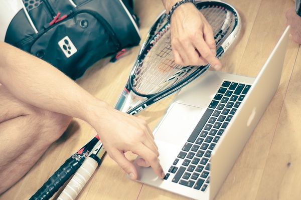 squash,rackets,macbook,laptop,computer,people,court,athlete,technology