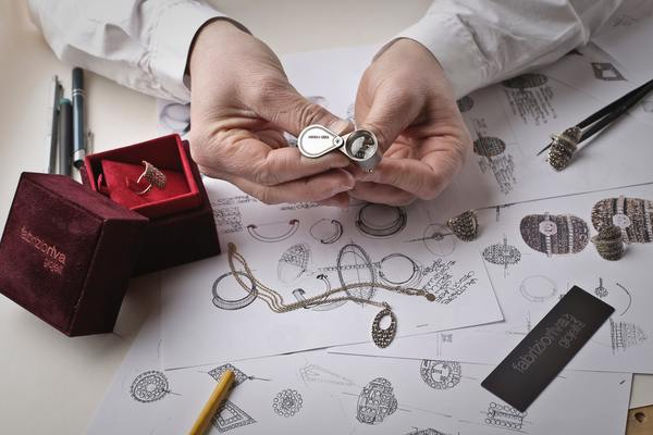 jewellery,design,sketch,craft,craftsman,necklace,ring,drawing,concept,knife,pencil.hands,man