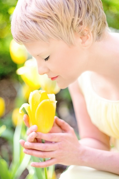 yellow,woman,tulips,photoshoot,model,fresh,flowers,flower,flora,blossom,bloom