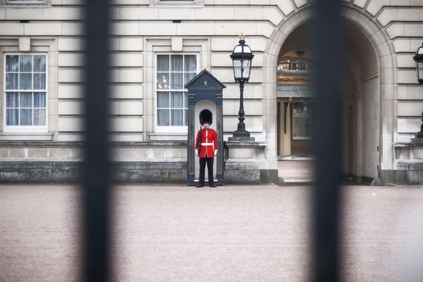 eurotrip,london,royal,architecture,city,london,street,blue,color,queen&#x27;s guard,soldier,guard,buckingham,royal,london,red,queen,security,door,landmark,palace,free stock photos