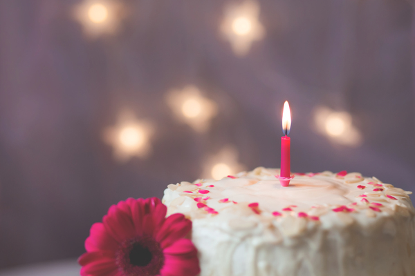 events,birthday,cake,food,delicious,candle,flower,lights,still,bokeh,party