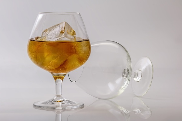 wine glass,whisky,reflection,liquor,ice,glass,drink,cold,cognac glass,close-up,clear,beverage