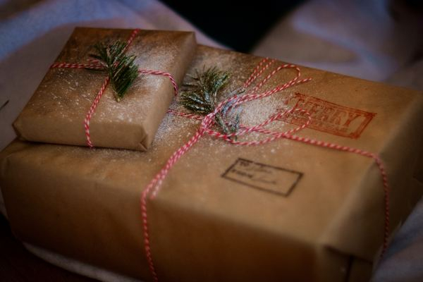 holiday,festive,christmas,regattum,beach,table,holiday,christma,christmas,christmas,festive,parcel,present,twine,brown paper,wrapping,winter,holiday,gift,snow,paper