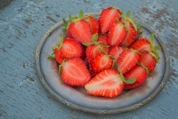 strawberry,rustic,bowl,food,fruit,table,wood,strawberries,sliced,red,tasty,juicy