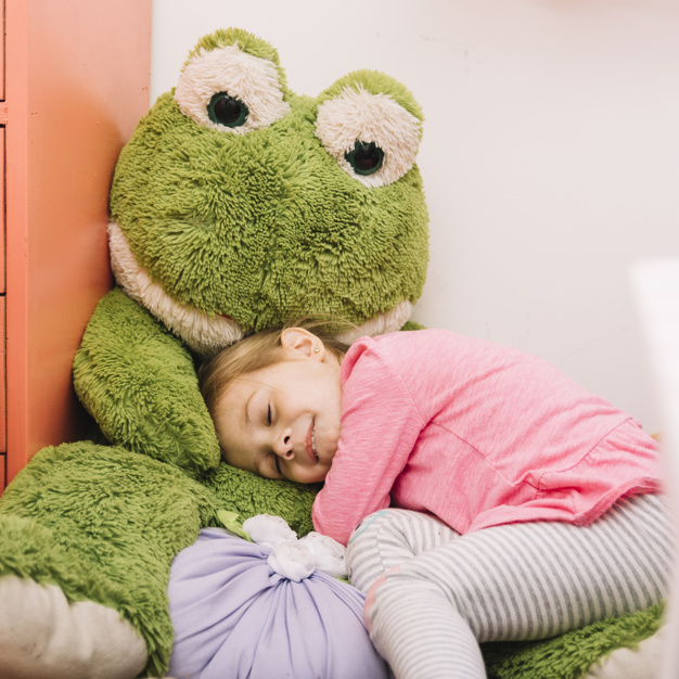 people,house,green,animal,home,beauty,face,cute,smile,eye,kid,child,person,funny,toy,relax,female,frog,cute animals,sleeping