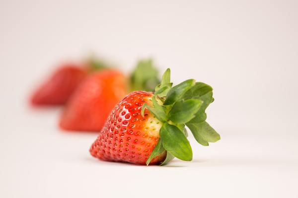 closeup,fresh,strawberry,ripe,fruit,food,blur,minimal,white background,wallpaper,healthy