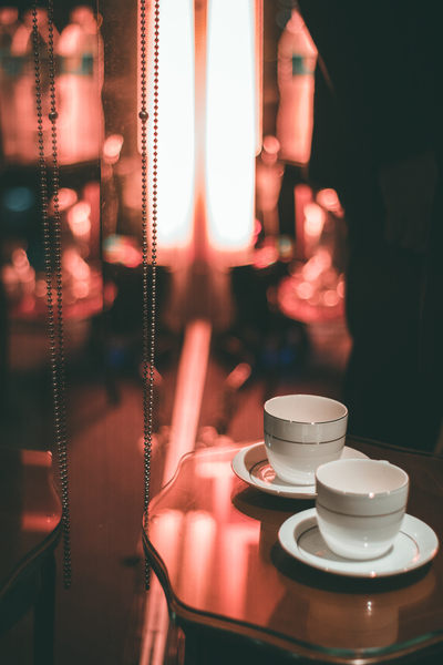 table,saucer,reflection,illuminated,glass,focus,dark,cups,close-up,blur