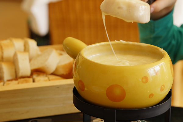 cc0,c2,fondue,cheese,cheese fondue,switzerland,specialty,nutrition,delicious,eat,warmer,melt,swiss,court,meal,food,frame,heat,dunk,immersion,bread,baguette,melted,fork,free photos,royalty free