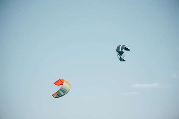  sky,blue,kites,orange,flying,surfing,colorful,background, black  white