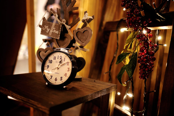 wood,table,lights,clocks,newyear,mirror,vintage,celebration,warmth,house,xmas,christmas