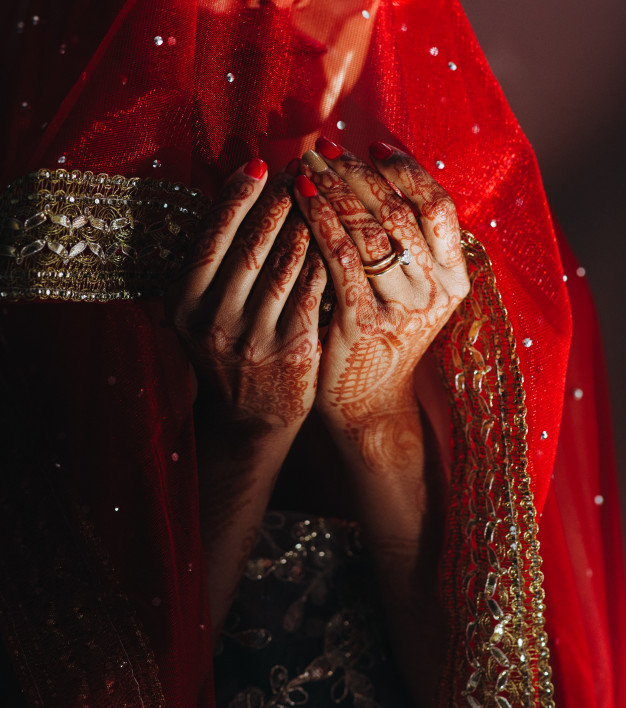 Free: Close-up of hindu bride's hands covered with henna tattoos 