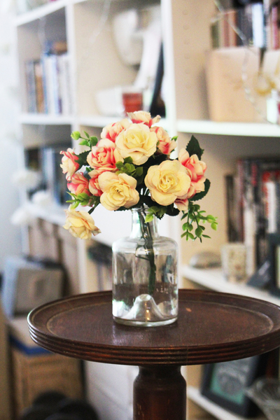 flowers,fake flowers,books,bookcase,table,bouquet