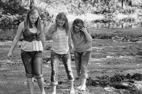 cc0,c1,girls,friends,best friends,water,walking,black and white,free photos,royalty free