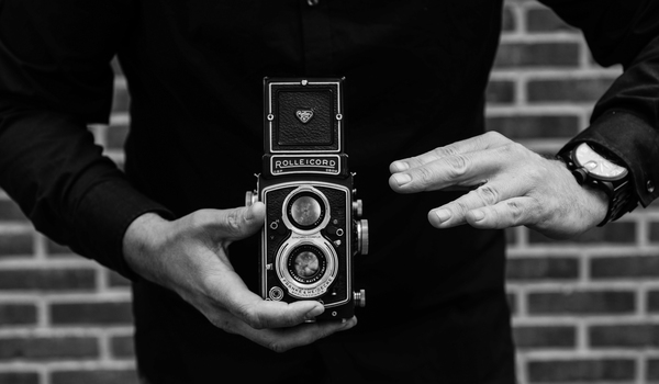 watch,vintage,technology,rolleicord,retro,photography,photographer,photograph,person,monochrome,man,lens,hand,guy,focus,equipment,close-up,classic,camera,blur,black-and-white,aperture,analog,adult